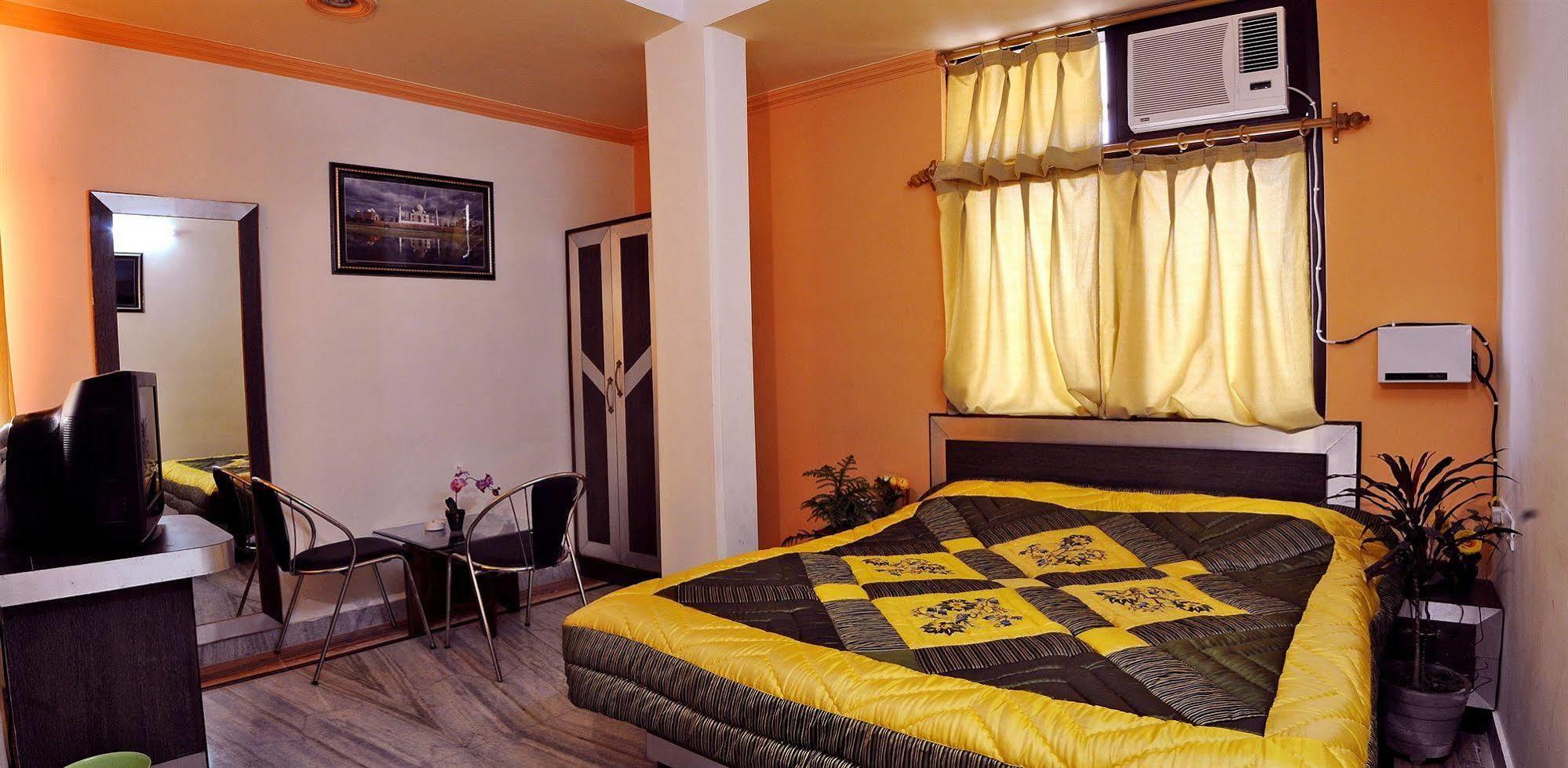 Fabexpress Alpine Hotel Agra  Exterior foto